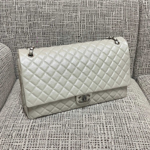 샤넬 화이트 퀼팅 체인백